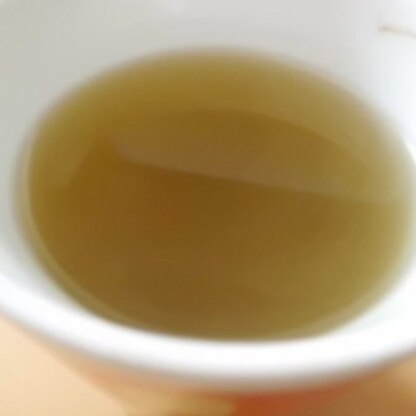 梨山茶という烏龍茶で入れたので、お茶の色が緑色っぽいですが、味はしっかり烏龍茶です。
肌寒かったので、ジンジャー入りは嬉しいです♪ポカポカですね。＾＾